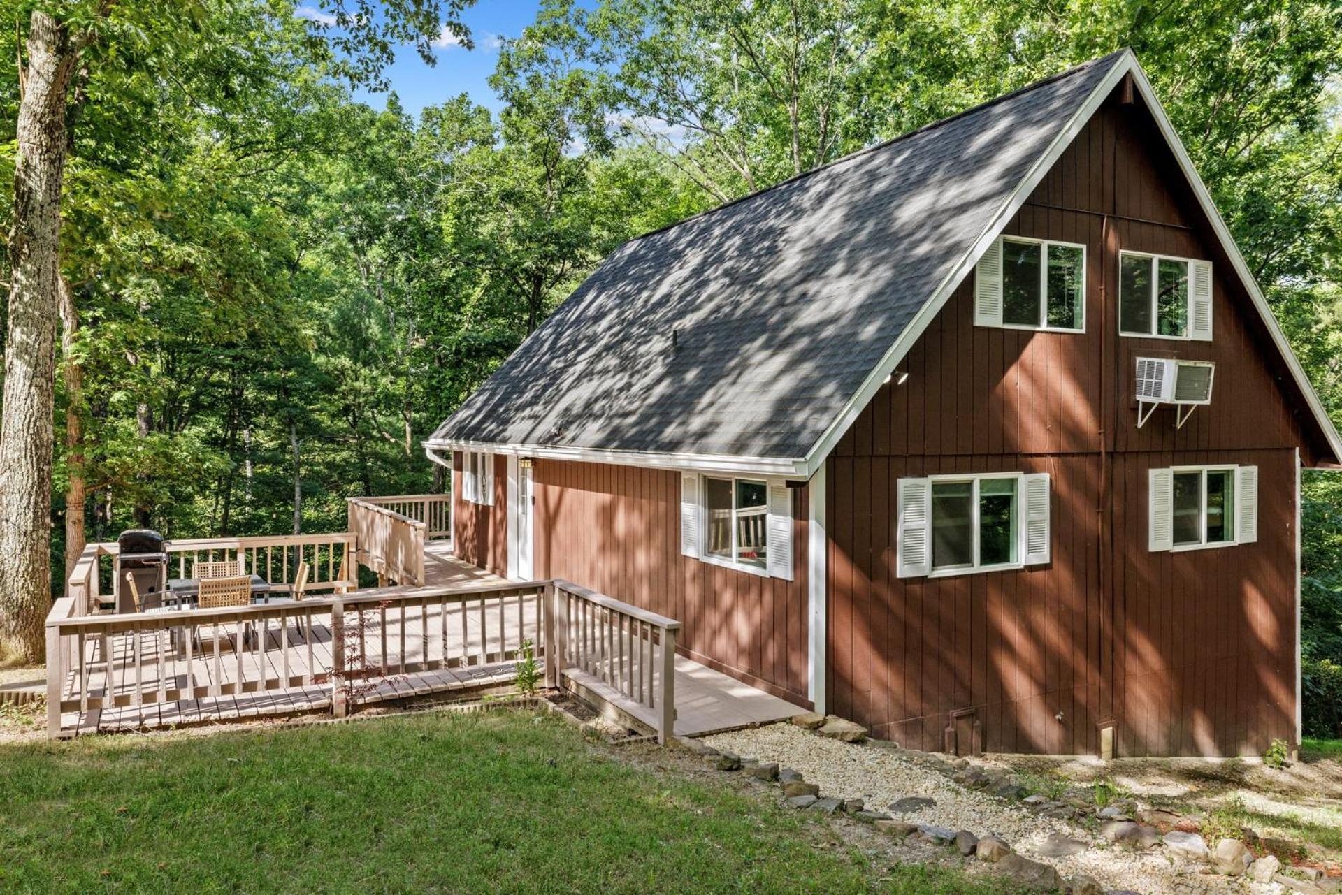 Hot Tub Chalet-Fire Pit Grill Stream & Big Yard Villa Inwood Exterior photo